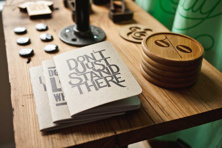 Still-life di prodotti tecnologici di lusso disposti con cura artistica