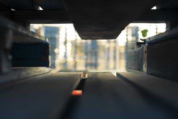 Macchina fotografica analogica e rullino su superficie vintage