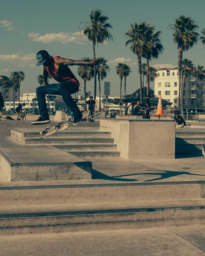 Speaker intelligente su mensola in marmo bianco