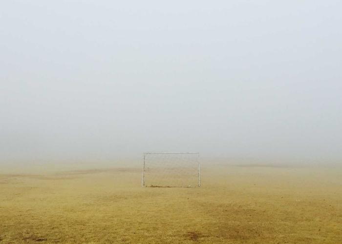 Beoplay H95 appoggiate su un libro rilegato in pelle su superficie in legno scuro